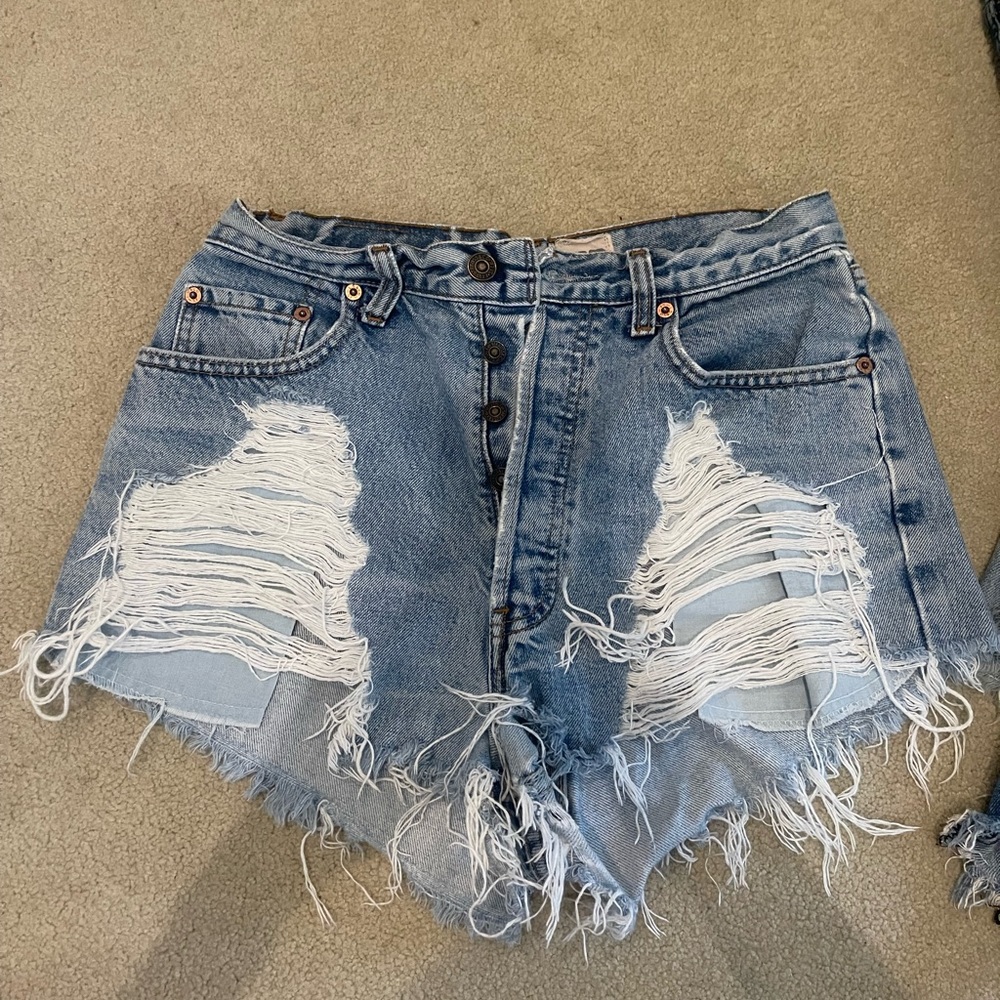 Vintage Levi shorts fit like a 26/27